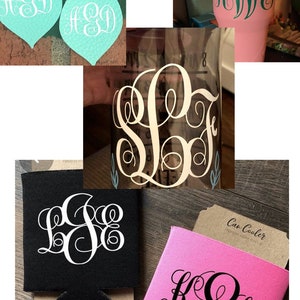 Puede incluir: Una colecci&oacute;n de art&iacute;culos personalizados con monogramas personalizados. Incluye pendientes turquesa en forma de l&aacute;grima, un vaso rosa, un vaso transparente, un enfriador de latas negro y un enfriador de latas rosa. Cada art&iacute;culo muestra un monograma &uacute;nico.