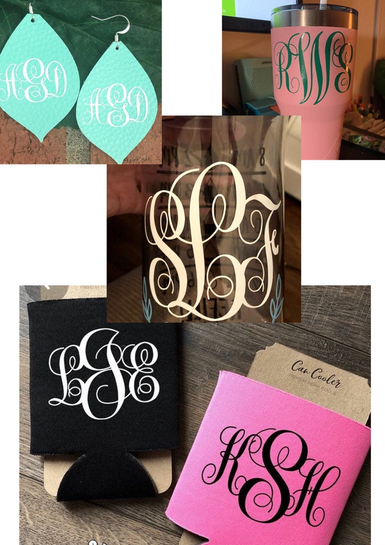 Puede incluir: Una colecci&oacute;n de art&iacute;culos personalizados con monogramas personalizados. Incluye pendientes turquesa en forma de l&aacute;grima, un vaso rosa, un vaso transparente, un enfriador de latas negro y un enfriador de latas rosa. Cada art&iacute;culo muestra un monograma &uacute;nico.