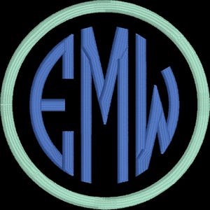 Op de afbeelding: Een monogramontwerp met de letters EMW in blauw, in gestikte stijl, geplaatst in een lichtgroene gestikte cirkel op een zwarte achtergrond. Het ontwerp is geschikt voor personalisatie.