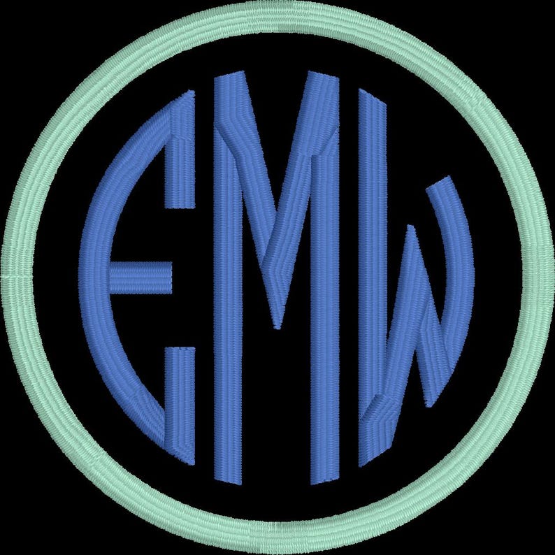 Op de afbeelding: Een monogramontwerp met de letters EMW in blauw, in gestikte stijl, geplaatst in een lichtgroene gestikte cirkel op een zwarte achtergrond. Het ontwerp is geschikt voor personalisatie.
