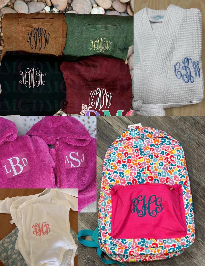 Op de afbeelding: Assortiment van gepersonaliseerde items, waaronder truien, een witte wafelbadjas, roze fleece jassen, een babyromper en een kleurrijke rugzak. Elk item heeft aangepaste geborduurde monogrammen in verschillende kleuren en stijlen.