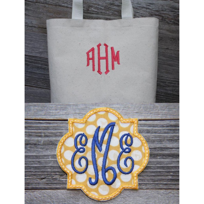 Op de afbeelding: Een beige canvas draagtas met witte handvatten en een rood monogram. Daaronder een geel en wit gestippelde patch met een blauw monogram. De patch heeft een decoratieve, geschulpte rand.