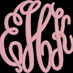 Op de afbeelding: Een roze monogramontwerp met de letters E, H en K in een cursief schrift. De letters zijn met elkaar verweven en hebben een getextureerde, geborduurde uitstraling tegen een zwarte achtergrond. Het ontwerp is geschikt voor personalisatie.
