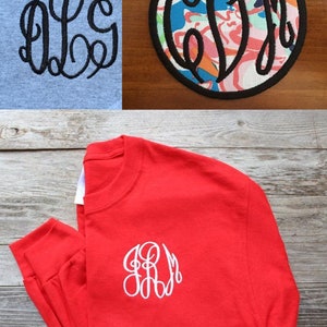 Op de afbeelding: De afbeelding toont drie items met monogramontwerpen. Een lichtblauwe sweatshirt met een zwart monogram, een ronde patch met een kleurrijk bloemenpatroon en een zwart monogram, en een rood shirt met lange mouwen met een wit monogram. De tekst "Master Circle Monogram" staat onderaan.