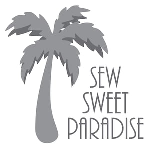 Op de afbeelding: Een grijze illustratie van een palmboom met de tekst "SEW SWEET PARADISE" in een gestileerd lettertype. De palmboom is gecentreerd, met de tekst rechts. De afbeelding staat op een witte achtergrond.