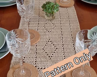 Puede incluir: Un camino de mesa de crochet beige con un patrón geométrico. El camino de mesa está decorado con seis posavasos redondos de corcho y cuatro copas de vino de vidrio transparente. El texto "Pattern Only" está escrito en blanco sobre un rectángulo marrón.