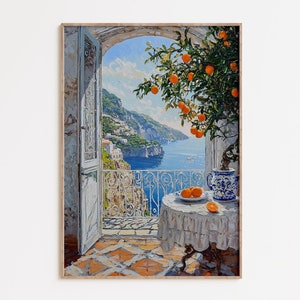 Puede incluir: Una pintura de una puerta blanca que se abre a un balcón con vistas a un mar azul y una colina verde. Un naranjo con frutos maduros cuelga sobre el balcón. Una mesa blanca con un mantel blanco y una jarra azul y blanca con naranjas se encuentra en el balcón.