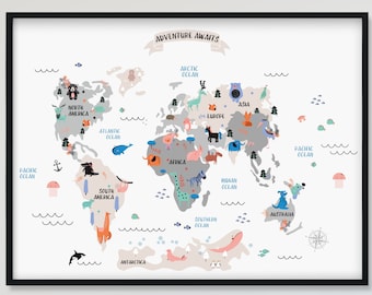 Puede incluir: Un mapa del mundo enmarcado con un borde negro. El mapa presenta ilustraciones coloridas de animales y monumentos en cada continente, con el texto "ADVENTURE AWAITS" en la parte superior. Los océanos están etiquetados en azul.