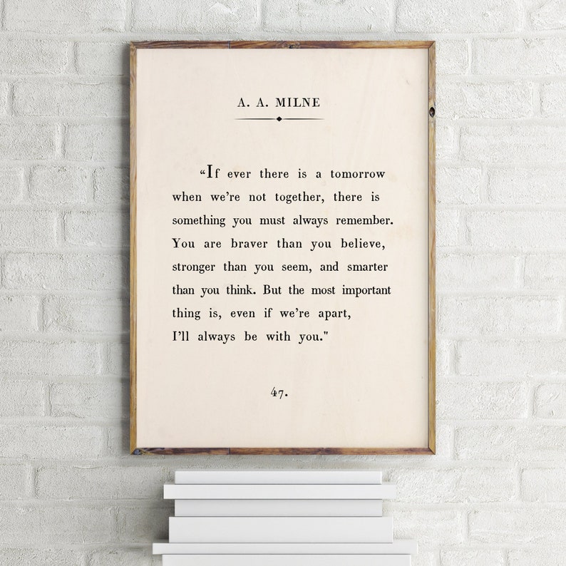K&ouml;nnte beinhalten: Ein schwarz-wei&szlig;es druckbares Zitat von A.A. Milne. Das Zitat lautet: "Wenn es jemals ein Morgen gibt, an dem wir nicht zusammen sind, dann gibt es etwas, das du immer im Ged&auml;chtnis behalten solltest. Du bist mutiger, als du glaubst, st&auml;rker, als du scheinst, und kl&uuml;ger, als du denkst. Aber das Wichtigste ist, selbst wenn wir getrennt sind, werde ich immer bei dir sein." Das Zitat ist mit 47 nummeriert.