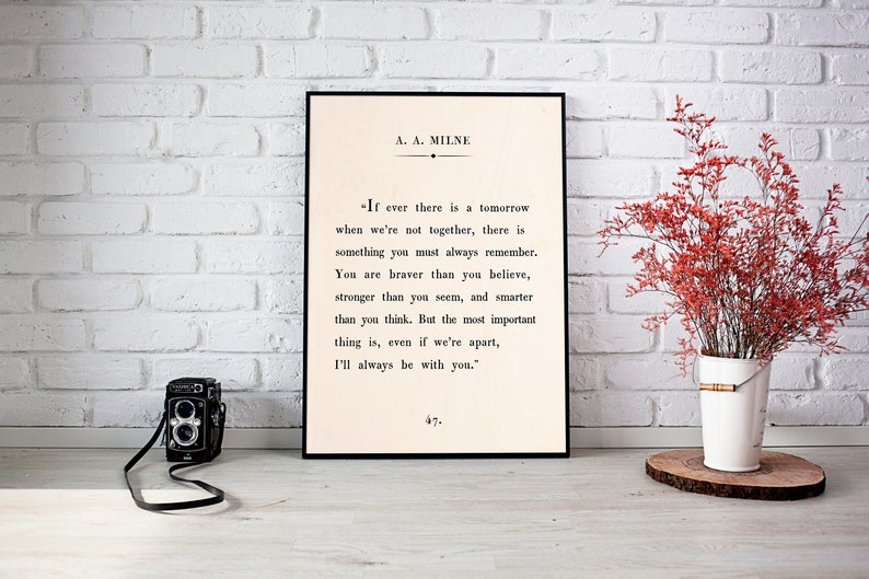 K&ouml;nnte beinhalten: Ein schwarzer gerahmter Druck mit wei&szlig;em Hintergrund und schwarzem Text. Der Text ist ein Zitat von A.A. Milne, das lautet: "Wenn es jemals ein Morgen gibt, an dem wir nicht zusammen sind, dann gibt es etwas, das du immer im Ged&auml;chtnis behalten solltest. Du bist mutiger, als du glaubst, st&auml;rker, als du scheinst, und kl&uuml;ger, als du denkst. Aber das Wichtigste ist, selbst wenn wir getrennt sind, werde ich immer bei dir sein." Das Zitat wird von der Nummer 47 gefolgt.