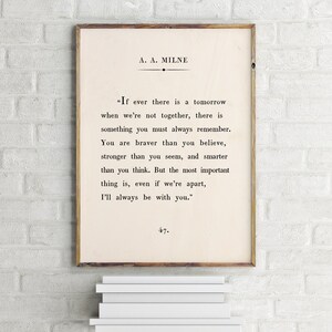 K&ouml;nnte beinhalten: Ein schwarz-wei&szlig;es druckbares Zitat von A.A. Milne. Das Zitat lautet: "Wenn es jemals ein Morgen gibt, an dem wir nicht zusammen sind, dann denk immer daran: Du bist mutiger, als du glaubst, st&auml;rker, als du aussiehst, und kl&uuml;ger, als du denkst. Aber das Wichtigste ist, selbst wenn wir getrennt sind, werde ich immer bei dir sein." Das Zitat ist mit 47 nummeriert.
