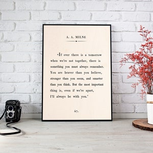 K&ouml;nnte beinhalten: Ein schwarzer gerahmter Druck mit wei&szlig;em Hintergrund und schwarzem Text. Der Text ist ein Zitat von A.A. Milne, das lautet: "Wenn es jemals ein Morgen gibt, an dem wir nicht zusammen sind, dann gibt es etwas, das du immer im Ged&auml;chtnis behalten solltest. Du bist mutiger, als du glaubst, st&auml;rker, als du scheinst, und kl&uuml;ger, als du denkst. Aber das Wichtigste ist, selbst wenn wir getrennt sind, werde ich immer bei dir sein." Das Zitat wird von der Nummer 47 gefolgt.
