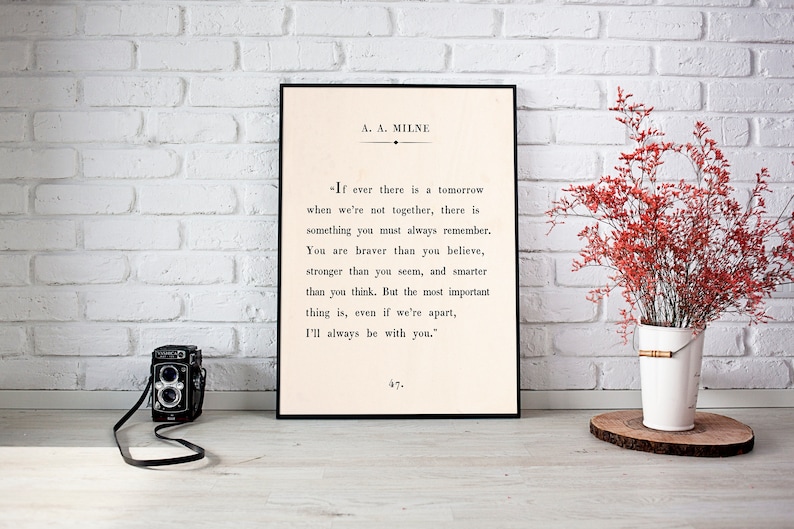 K&ouml;nnte beinhalten: Ein schwarzer gerahmter Druck mit wei&szlig;em Hintergrund und schwarzem Text. Der Text ist ein Zitat von A.A. Milne, das lautet: "Wenn es jemals ein Morgen gibt, an dem wir nicht zusammen sind, dann gibt es etwas, das du immer im Ged&auml;chtnis behalten solltest. Du bist mutiger, als du glaubst, st&auml;rker, als du scheinst, und kl&uuml;ger, als du denkst. Aber das Wichtigste ist, selbst wenn wir getrennt sind, werde ich immer bei dir sein." Das Zitat wird von der Nummer 47 gefolgt.