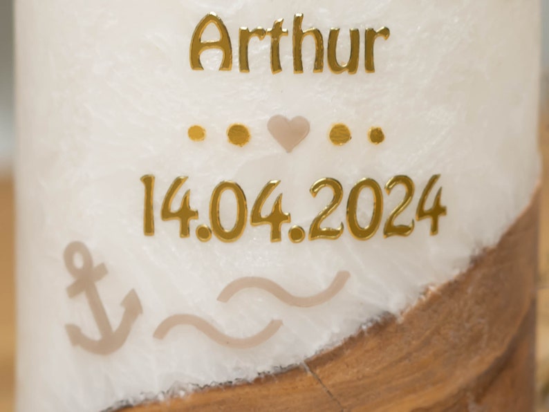 Taufkerze mit echtem Holz ARTHUR wachsverziert und personalisiert Bild 4