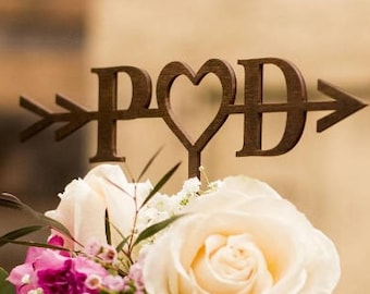 Adorno para tarta de boda con flecha: iniciales personalizadas