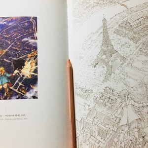 Op de afbeelding: Een zwart-witte illustratie van de Eiffeltoren in Parijs, Frankrijk. De illustratie is gedetailleerd en bevat de omliggende gebouwen en straten. De tekst "Wait for the Little Prince, 2015" staat onder de illustratie.