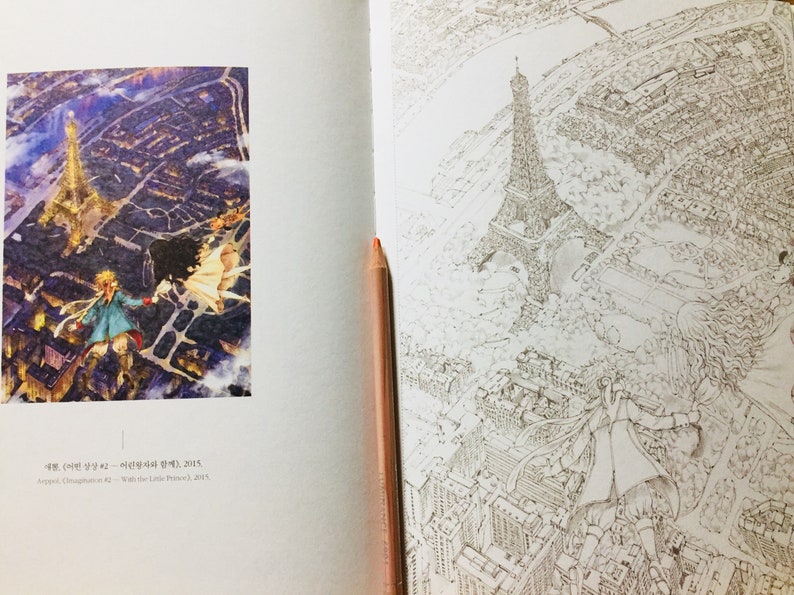 Op de afbeelding: Een zwart-witte illustratie van de Eiffeltoren in Parijs, Frankrijk. De illustratie is gedetailleerd en bevat de omliggende gebouwen en straten. De tekst "Wait for the Little Prince, 2015" staat onder de illustratie.