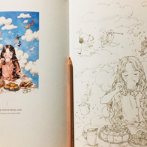 Op de afbeelding: Een zwart-witte illustratie van een meisje dat op een wolk zit en uit een kopje drinkt. Ze is omringd door wolken en andere illustraties. De tekst "Anyaqi (Claudia) in Canada, 2018" staat onderaan de afbeelding.