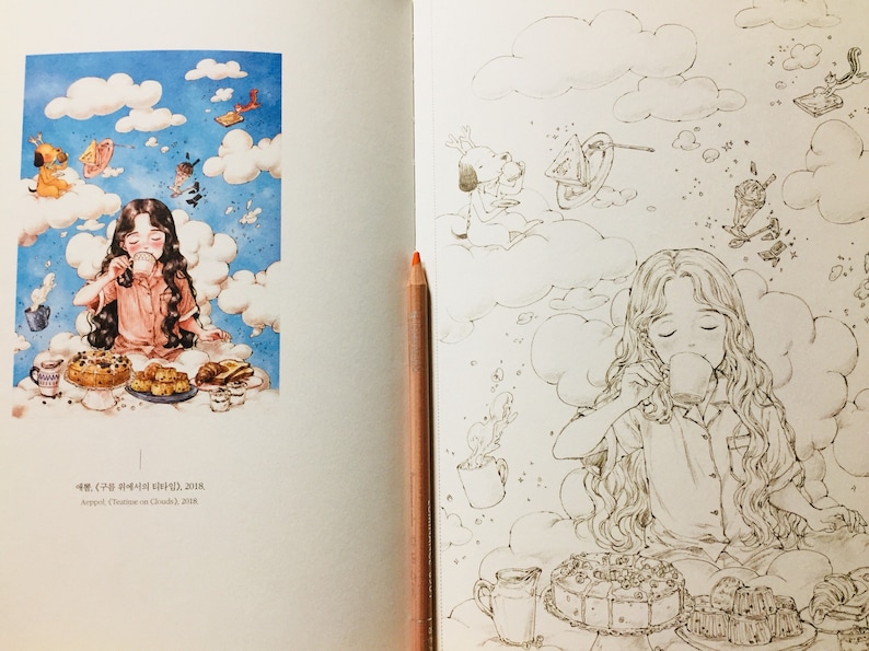 Op de afbeelding: Een zwart-witte illustratie van een meisje dat op een wolk zit en uit een kopje drinkt. Ze is omringd door wolken en andere illustraties. De tekst "Anyaqi (Claudia) in Canada, 2018" staat onderaan de afbeelding.