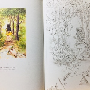 Op de afbeelding: Een zwart-witte illustratie van een meisje dat in een bos staat. Het meisje draagt een jurk en heeft lang haar. Het bos is gevuld met bomen en bloemen. De illustratie is op een witte achtergrond.