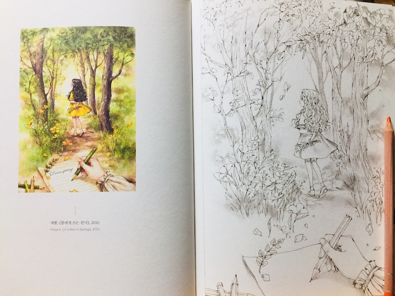 Op de afbeelding: Een zwart-witte illustratie van een meisje dat in een bos staat. Het meisje draagt een jurk en heeft lang haar. Het bos is gevuld met bomen en bloemen. De illustratie is op een witte achtergrond.