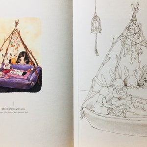 Op de afbeelding: Een zwart-witte illustratie van een meisje en haar knuffels in een tipi gemaakt van takken. De tipi is versierd met lichtslingers en andere decoraties. Het meisje kijkt uit de tipi en de knuffels zitten op een bed.
