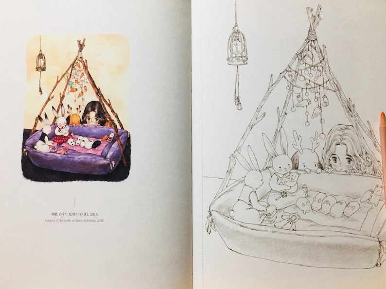 Op de afbeelding: Een zwart-witte illustratie van een meisje en haar knuffels in een tipi gemaakt van takken. De tipi is versierd met lichtslingers en andere decoraties. Het meisje kijkt uit de tipi en de knuffels zitten op een bed.
