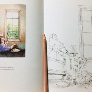 Op de afbeelding: Een zwart-witte lijntekening van een vrouw die op een bank ligt met haar benen omhoog. Ze leest een boek en er staat een lamp op de tafel naast haar. De tekening is op een witte achtergrond.