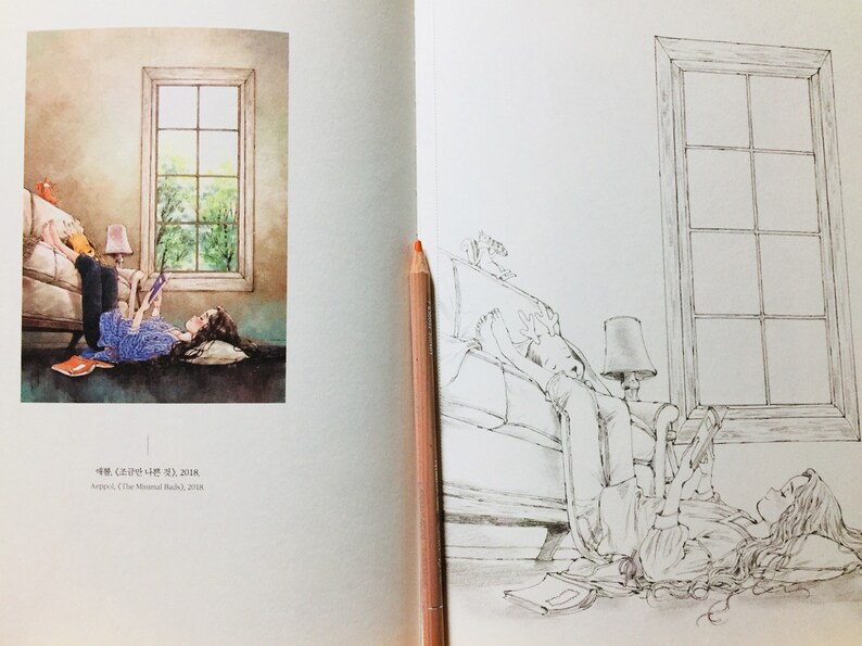 Op de afbeelding: Een zwart-witte lijntekening van een vrouw die op een bank ligt met haar benen omhoog. Ze leest een boek en er staat een lamp op de tafel naast haar. De tekening is op een witte achtergrond.