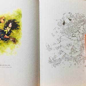 Op de afbeelding: Een zwart-witte illustratie van een meisje dat in een bloemenveld ligt met een hond. Het meisje houdt een klein dier in haar armen. De illustratie is op een witte pagina met een potlood aan de rechterkant van de pagina.