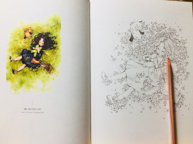 Op de afbeelding: Een zwart-witte illustratie van een meisje dat in een bloemenveld ligt met een hond. Het meisje houdt een klein dier in haar armen. De illustratie is op een witte pagina met een potlood aan de rechterkant van de pagina.