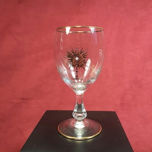 COMMUNION | First Communion souvenir glass with faceted stem with Reliquary decoration and gold edges | Religion 1960