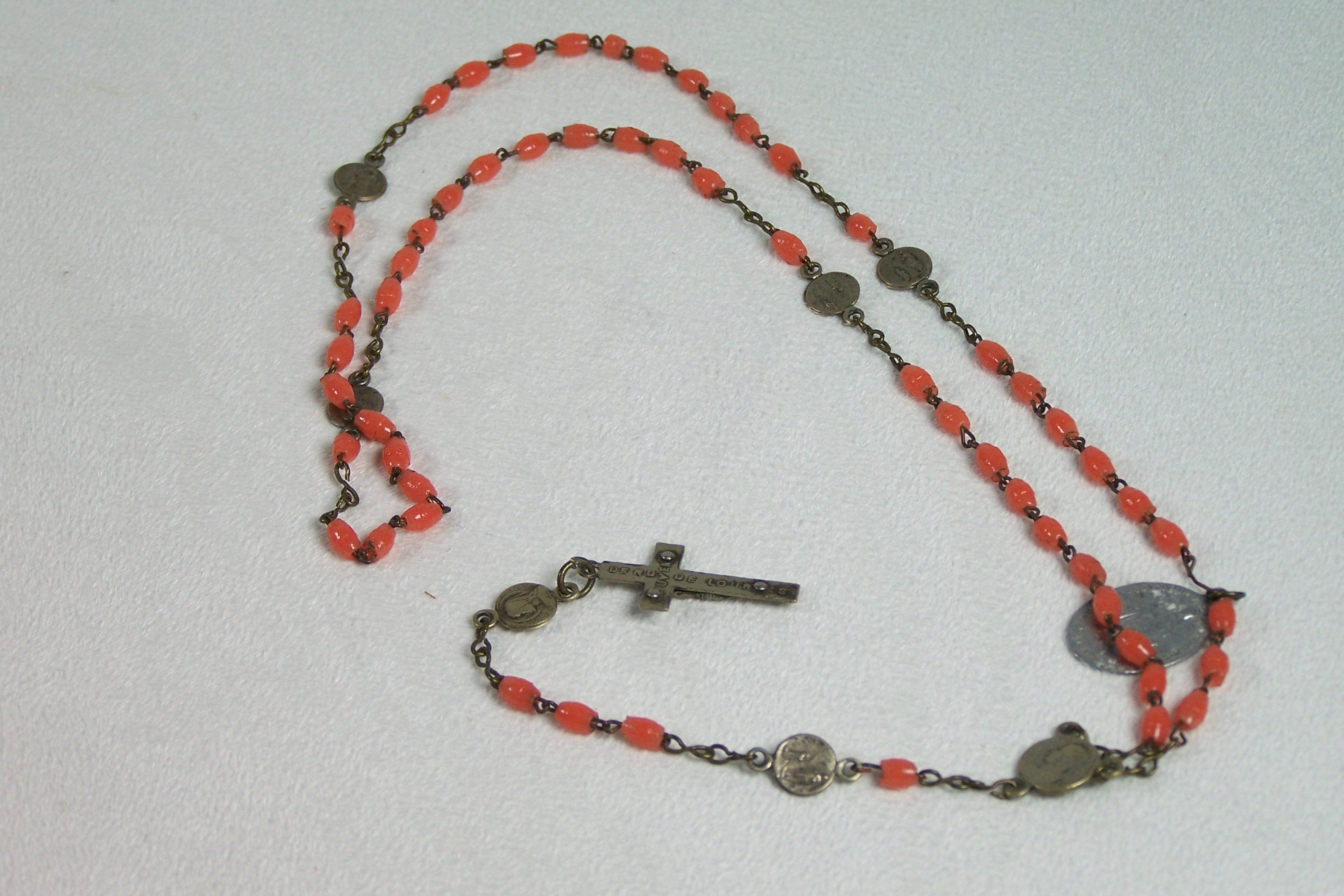 Chapelet Ancien Perles en Verre Corail Souvenir de Notre Dame Lourdes Médaille Marie France Vintage