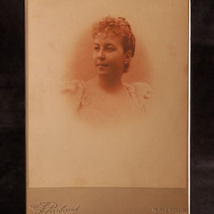 Photo ancienne d'une jeune femme | F.Parbaud Photographe PARIS | Période 1900| Format Carte Cabinet PARIS
