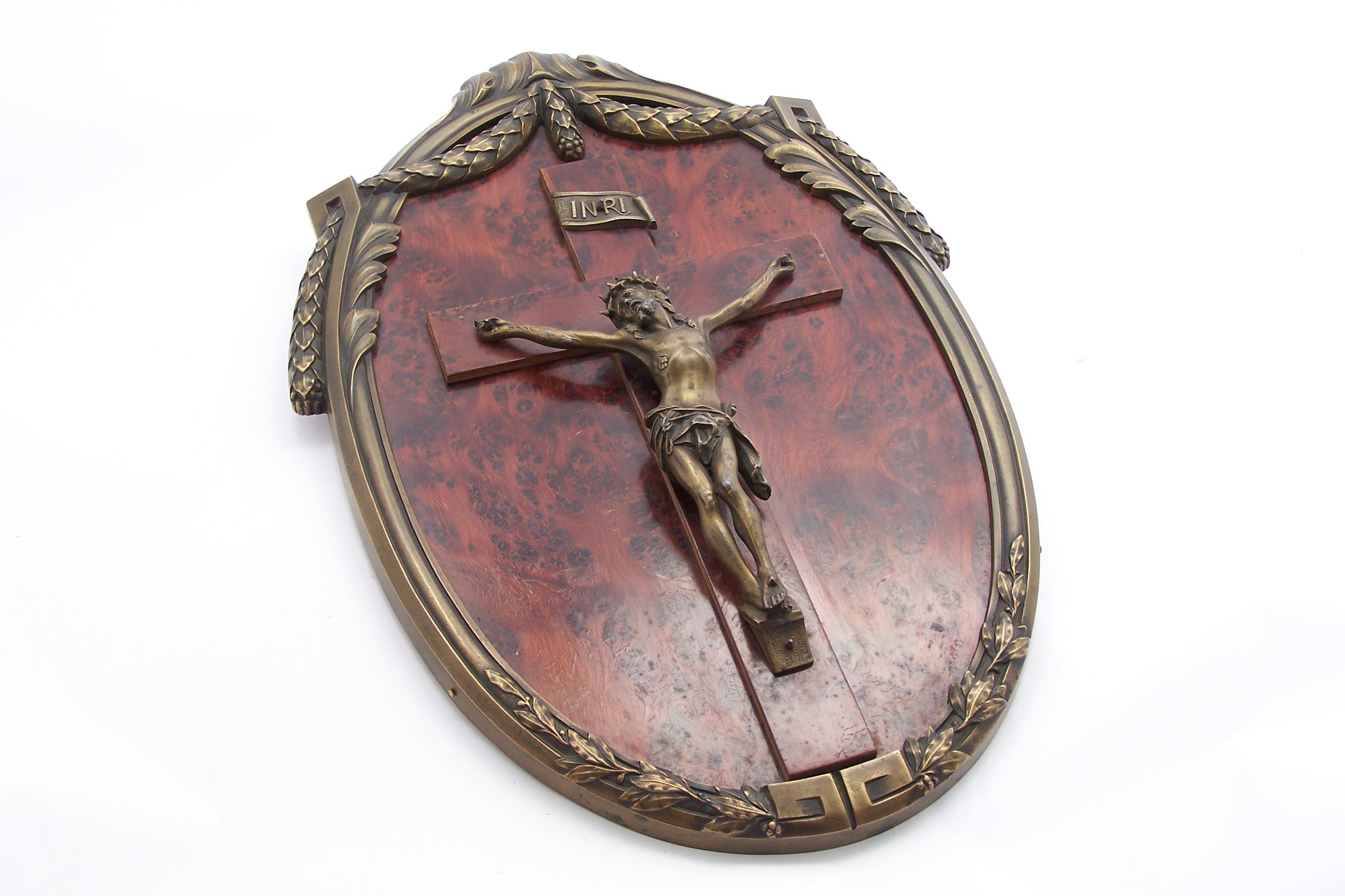 Crucifix Mural Christ avec Couronne d'épines sur Croix en Loupe d'orme et Cadre Métal Patiné Vintage