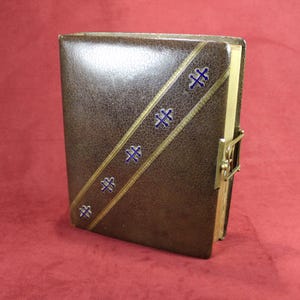 Album fotografico antico con 5 croci della Lorena in ottone su rilegatura in pelle marrone | Finiture in ottone con bordi dorati | Fotografia del 1900