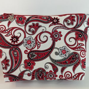 Bolso tipo cartera con cremallera y estampado paisley en rojo, blanco y negro con forro batik gris