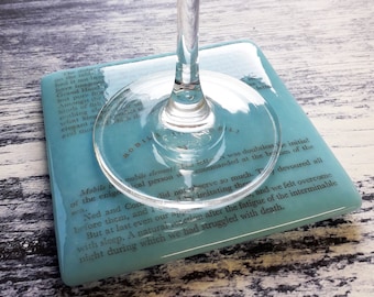 Dessous de verre de 20 000 lieues en verre fusionné avec le texte de 20 000 lieues sous les mers de Jules Verne.
