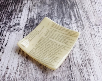 Talerzyk na drobiazgi ze szkła topionego Shakespeare'a, kremowe szkło z tekstem z Króla Jana Shakespeare'a