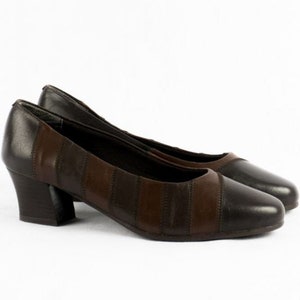 Könnte beinhalten: Braune Lederschuhe mit Absatz und einem gestreiften Muster. Die Schuhe haben einen niedrigen Blockabsatz.