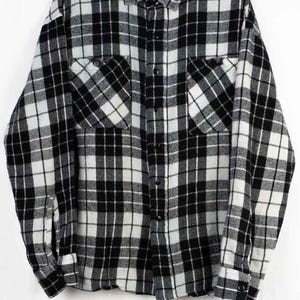 Könnte beinhalten: Schwarz-weiß kariertes Flanellhemd mit zwei Brusttaschen. Das langärmlige Button-Down-Hemd hat einen klassischen Kragen und geknöpfte Manschetten. Das Hemd ist aus einem weichen, gewebten Stoff gefertigt.