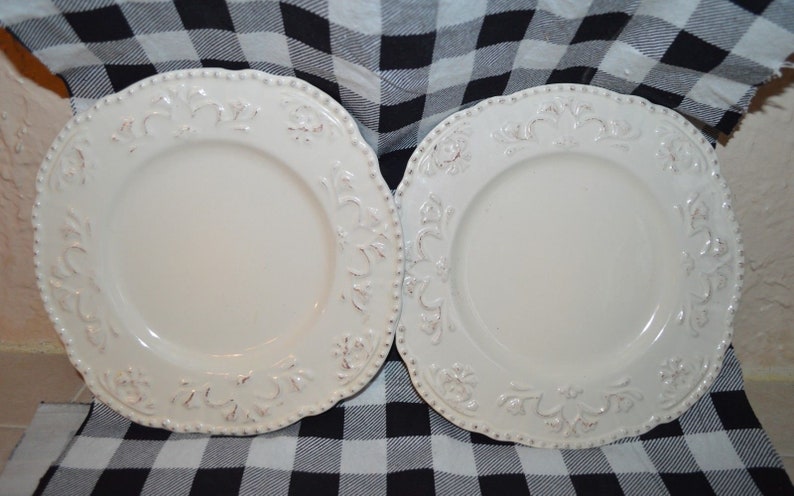 Pretty Better Homes /& Gardens cream embossed vintage farmhouse style plates set of 2