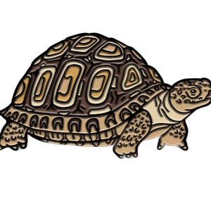 Pode incluir: Uma tartaruga marrom e bege com uma carapaça estampada. A tartaruga está andando com a cabeça e as pernas estendidas.