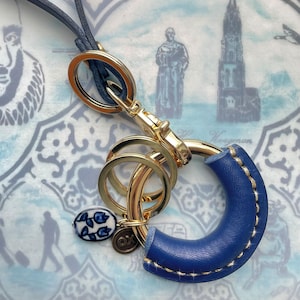 Schlüsselanhänger aus Leder | Kollektion DELFT | Personalisiert | Mit Porzellan Tulpen Charm | Geschenkbox inclusive