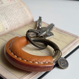 Porte-clés en cuir - Collection Classics - robuste, élégant et fait main dans notre studio pour durer longtemps.