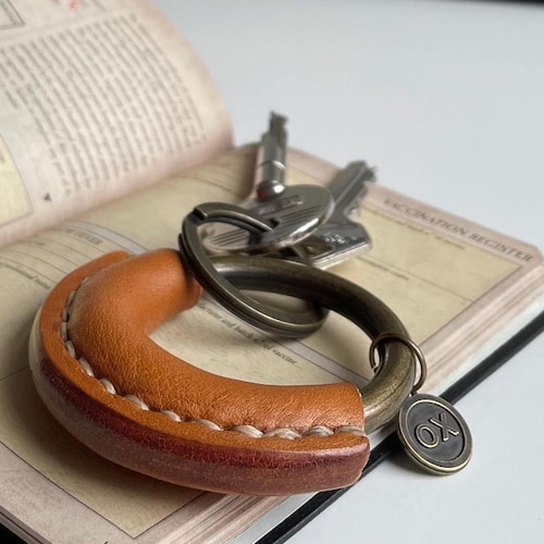 Leren sleutelhanger | CLASSICS-collectie | Robuust en elegant ontwerp | Handgemaakt in onze studio
