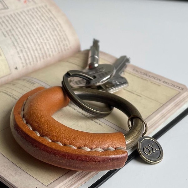 Leather keychain | CLASSICS collection | Sturdy elegant design | Handmade in our studio