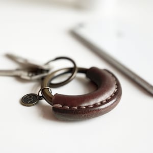 Leren sleutelhanger - CLASSICS-collectie - elegant en handgemaakt in onze studio in Delft
