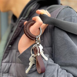 Lädernyckelring med snodd | GUNMETAL-kollektionen | Personlig | Presentask ingår | Handgjord i vår studio