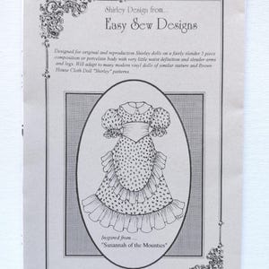 Puede incluir: Un patrón de costura vintage para un vestido de muñeca, con una ilustración detallada del diseño del vestido. El patrón es de "Easy Sew Designs" e incluye texto sobre el tamaño de la muñeca y los detalles del diseño. El patrón es de Brown House Dolls.